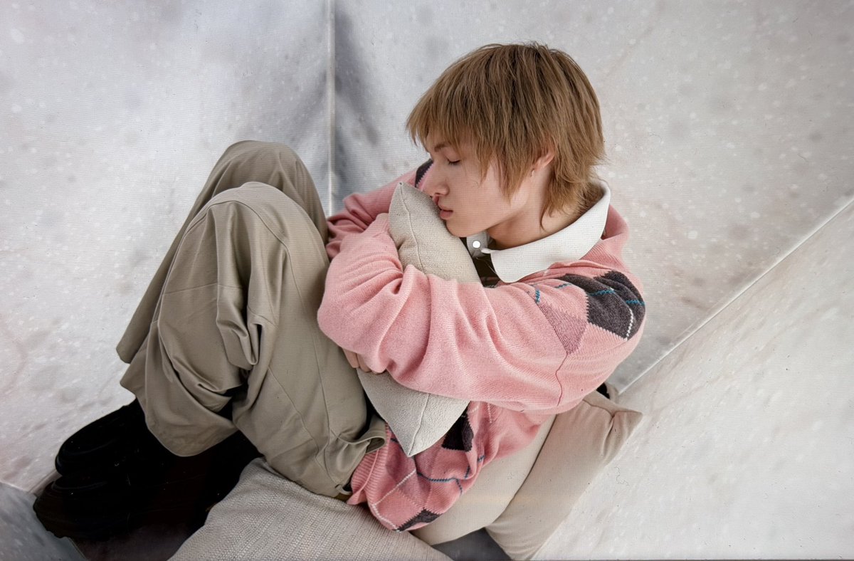 mrtinkitty's tweet photo. HIGHER QUALITY VERSION OF MARTIN SLEEPING 😭😭😭😭 SO ADORABLE OMG https://t.co/jKh1AIg65p