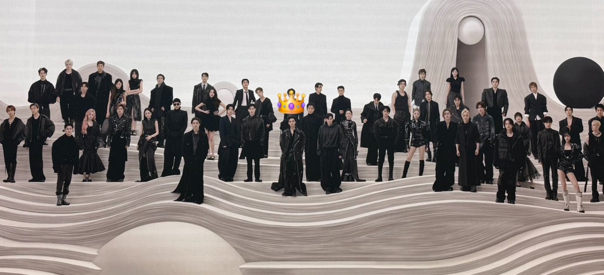 hyunieluvbot's tweet photo. Hyunjin being the center of kpop industry EXACTLY KING https://t.co/HftsURuwpa