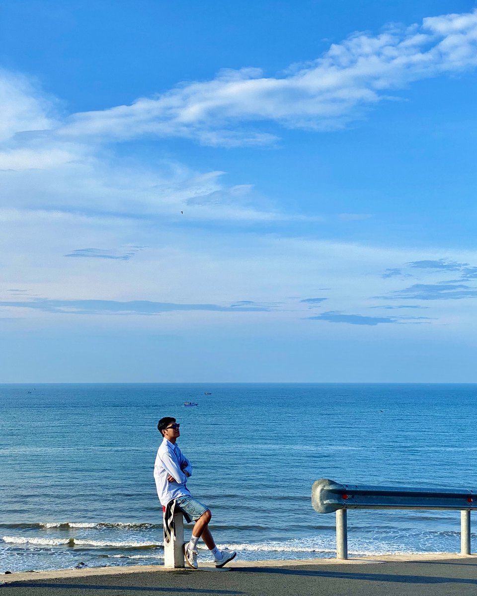 32Nural's tweet photo. Trời xanh mây trắng, biển xanh sóng trắng, còn tôi áo xanh sọc trắng. https://t.co/EENDGfDCkG
