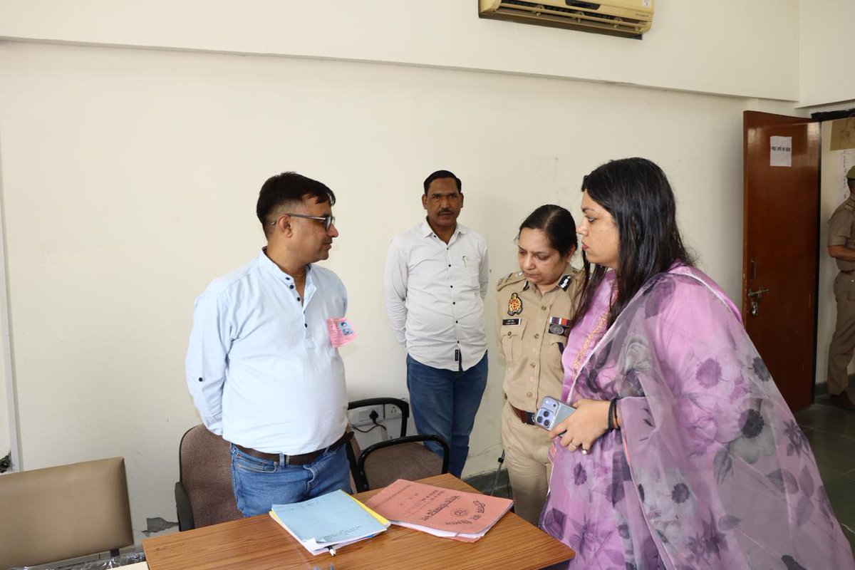 CP_Noida's tweet photo. .@CP_Noida एवं @dmgbnagar द्वारा एमएलसी निर्वाचन के दृष्टिगत कमिश्नरेट गौतमबुद्धनगर के ग्रेटर नोएडा जोन में मतदान केंद्रों का भ्रमण कर सुरक्षा एवं निर्वाचन व्यवस्थाओं का भौतिक निरीक्षण किया गया।

निरीक्षण के दौरान संबंधित अधिकारियों एवं पुलिस बल को पूर्ण मुस्तैदी, सतर्कता एवं निष्पक्षता के साथ ड्यूटी करने तथा शांतिपूर्ण, सुरक्षित एवं निष्पक्ष मतदान सुनिश्चित करने हेतु आवश्यक दिशा-निर्देश दिए गए। #NoidaPolice