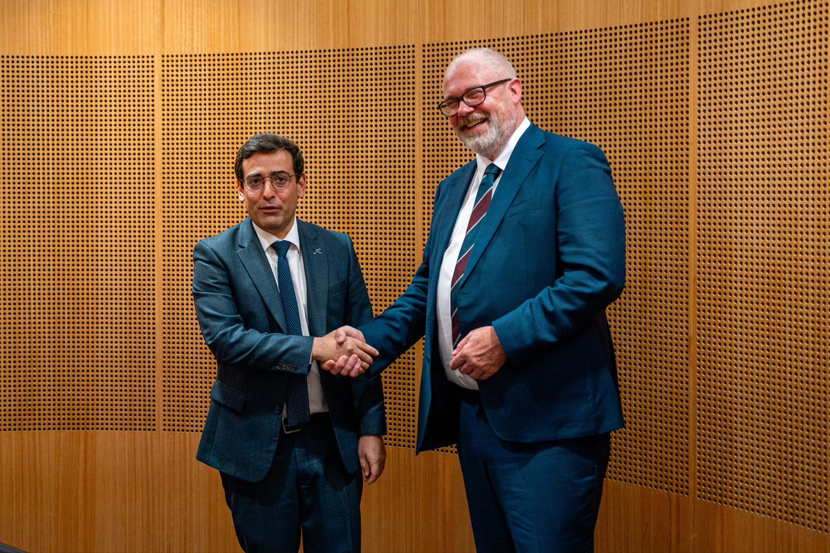 steph_sejourne's tweet photo. Échanges avec @ayrestim, ministre australien de l’Industrie, et Chris Bowen, ministre du Climat et de l’Énergie.

Industrie, matières premières critiques, hydrogène, technologies propres : nous voulons renforcer notre coopération pour sécuriser nos approvisionnements et réduire nos dépendances stratégiques. Face aux grandes puissances, l’Europe et l’Australie doivent agir ensemble, dans un esprit de réciprocité. 🇪🇺🇦🇺