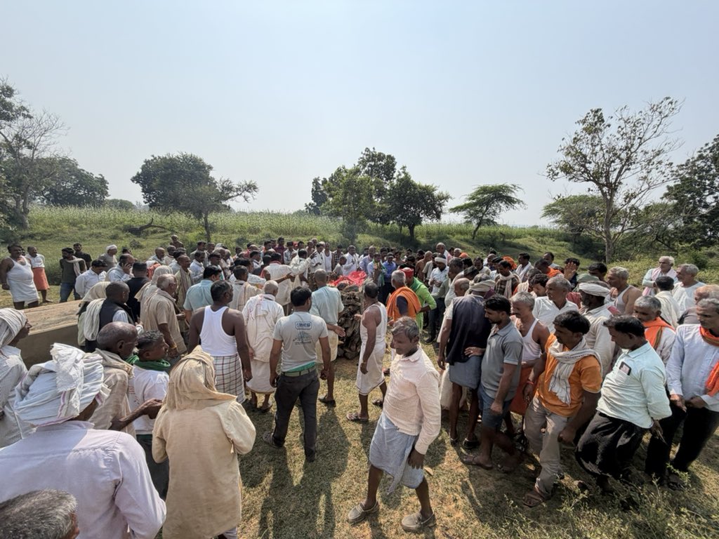 Anilpradhan01's tweet photo. ग्राम- बंधिन निवासी श्री रामदुलारे सिंह शिक्षक जी की पूज्यनीय माता जी के निधन हो जाने की सूचना मिलने पर उनके अंतिम संस्कार में सम्मिलित होकर भावभीनी अंतिम विदाई दी l
#CKTD📍 https://t.co/JkfMArXdHx