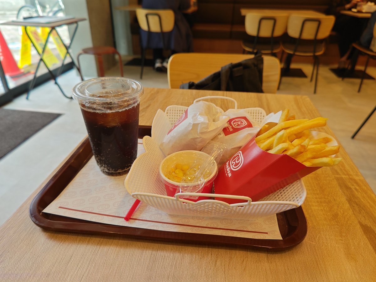 HIDEKASA628807's tweet photo. オープンしてから1週間ちょっとのドムドムハンバーガー吉祥寺店でお昼ご飯。
#ドムドムハンバーガー https://t.co/JephAOf41n