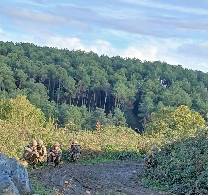 MasterDef_R2's tweet photo. Sans oublier la menace des drones, notamment des FPV menaçant le PC du régiment comme les éléments de maintenance déployés sur d’autres « spots ». https://t.co/4o3RrLl2im