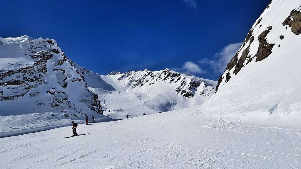 jj_mayun's tweet photo. Skiing in October is no typo. Austria’s Otztal valley opens on the Rettenbach and Tiefenbach glaciers above Solden, with slopes through May. Add Obergurgl and Hochgurgl for 110 km more. Save for ski season. https://t.co/SPfZUcXT8Z