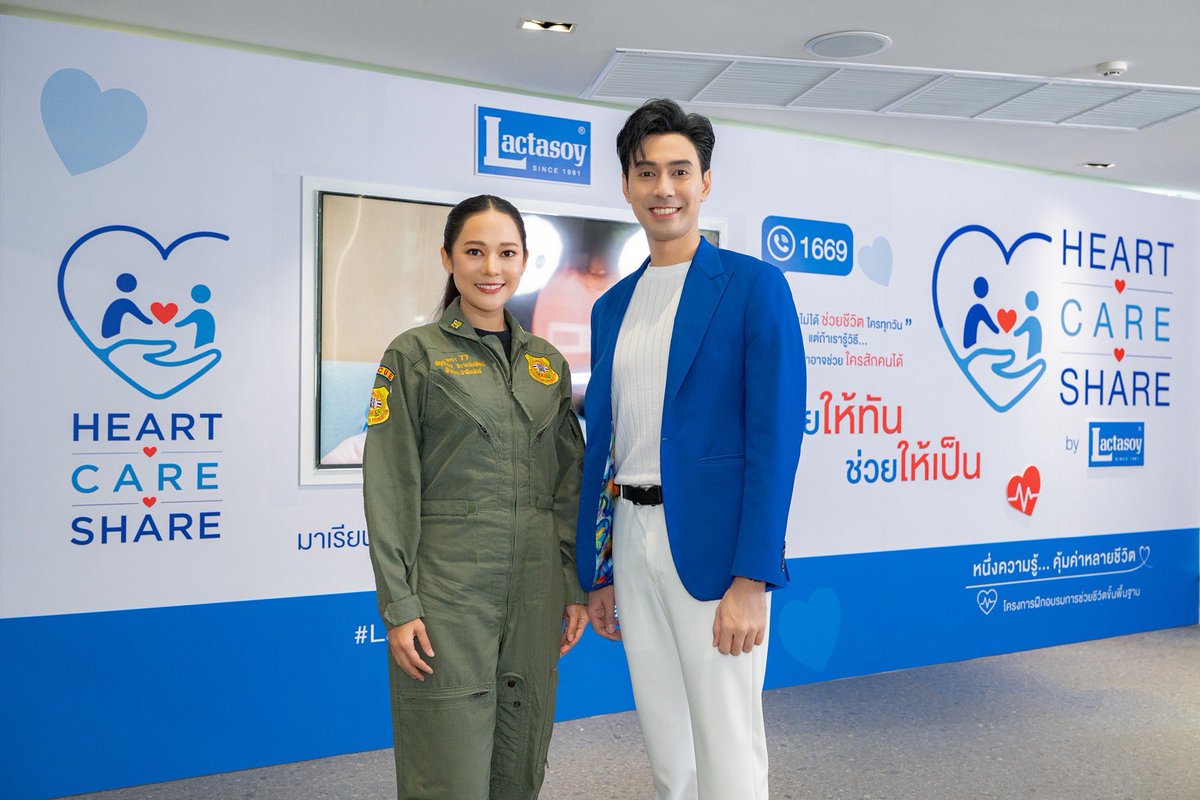 HealJaiEnt's tweet photo. “เอส กันตพงศ์” ย้อนนาทีชีวิต รอดเพราะมีคนทำ CPR เป็น “ทับทิม อัญรินทร์” แชร์เหตุสะเทือนใจ ย้ำทักษะช่วยชีวิตสำคัญ

 #LactasoyHeartCareShare #ช่วยให้ทันช่วยให้เป็น
#หนึ่งความรู้คุ้มค่าหลายชีวิต #CPR #การช่วยชีวิตขั้นพื้นฐาน #Lactasoy

อ่านเพิ่มเติมได้ที่ 🔗 : https://t.co/z0pulIE02B

“ถ้าวันนั้นไม่มีคนทำ CPR เป็นอยู่ตรงนั้น ผมคงไม่ได้กลับมานั่งตรงนี้” คำบอกเล่าจาก “เอส–กันตพงศ์ บำรุงรักษ์” ที่ย้อนถึงเหตุการณ์วูบหมดสติและหัวใจหยุดเต้นกลางงานอีเวนต์เมื่อปี 2566 ซึ่งกลายเป็นจุดเปลี่ยนสำคัญในชีวิต ล่าสุดเจ้าตัวร่วมถ่ายทอดประสบการณ์บนเวที HEALTHY TALK ในกิจกรรม “HEART CARE SHARE by LACTASOY” ที่จัดโดย บริษัท แลคตาซอย จำกัด พร้อมด้วย “ทับทิม–อัญรินทร์ ธีราธนันพัฒน์” ที่มาร่วมแบ่งปันเรื่องราวจากการทำงานอาสากู้ภัยและการช่วยเหลือผู้ประสบเหตุฉุกเฉิน
 
เอสเล่าถึงเหตุการณ์ในวันนั้นว่า “ย้อนกลับไปวันนั้นผมจำอะไรไม่ได้เลย รู้จากคนที่เห็นเหตุการณ์ว่าผมล้มวูบไปกลางงาน โชคดีที่สุดในชีวิตคือ มีคุณหมอท่านหนึ่งที่พาครอบครัวมาทานข้าวผ่านมาเห็นพอดี จึงเข้ามาช่วยทำ CPR ให้ทั้งตรงจุดเกิดเหตุและตามมาช่วยบนรถพยาบาล ถ้าวันนั้นไม่มีคนทำ CPR เป็นอยู่ตรงนั้น ผมคงไม่ได้กลับมานั่งตรงนี้” นอกจากประสบการณ์เฉียดเสียชีวิต เอสยังเล่าถึงช่วงเวลาหลังฟื้นตัวที่ต้องเริ่มเรียนรู้สิ่งต่าง ๆ ใหม่อีกครั้ง ทั้งการเดิน การพูด และการเรียนรู้คำศัพท์ ก่อนทิ้งท้ายด้วยอารมณ์ขันว่า “เดี๋ยวนี้ใครจะไปเดทหรือคบกับใคร ลองถามเขาก่อนเลยนะครับว่า ทำ CPR เป็นไหม เพราะเหตุฉุกเฉินมันเกิดขึ้นได้ตลอดเวลาจริง ๆ ครับ”
 
ด้านทับทิม ซึ่งมีประสบการณ์ทำงานจิตอาสาและลงพื้นที่ช่วยเหลือผู้ประสบเหตุ ร่วมสะท้อนมุมมองว่า “หลายคนชอบคิดว่าเราเป็นแค่คนธรรมดาจะไปช่วยใครได้ แต่จริง ๆ แล้วคนธรรมดานี่แหละค่ะที่ช่วยชีวิตคนมาเยอะมาก ไม่จำเป็นต้องเป็นหมอหรือพยาบาล แค่เรามีความตั้งใจ มีความรู้ที่ถูกต้อง และพร้อมจะช่วย” ทับทิมยังเล่าถึงเหตุการณ์ที่คนรู้จักต้องสูญเสียภรรยาจากการสำลักอาหารในฟู้ดคอร์ท แม้จะเป็นสถานที่ที่มีผู้คนจำนวนมาก แต่ผู้ประสบเหตุก็ไม่ได้รับความช่วยเหลือที่ทันท่วงที เรื่องราวดังกล่าวทำให้เธอตระหนักถึงความสำคัญของการเรียนรู้วิธีช่วยเหลือผู้มีภาวะสำลัก รวมถึงการทำ CPR และการหมั่นทบทวนทักษะเหล่านี้ เพื่อให้สามารถนำไปใช้ได้เมื่อเกิดเหตุฉุกเฉิน
 
เรื่องราวของเอสและทับทิมสะท้อนให้เห็นว่า ทักษะการช่วยชีวิตขั้นพื้นฐานไม่ใช่เรื่องไกลตัว และประชาชนทั่วไปสามารถเรียนรู้และฝึกฝนได้ โดยกิจกรรม “HEART CARE SHARE by LACTASOY” ภายใต้แนวคิด “หนึ่งความรู้…คุ้มค่าหลายชีวิต” เปิดโอกาสให้ประชาชนได้เรียนรู้การทำ CPR การช่วยเหลือผู้มีภาวะสำลัก และการใช้เครื่องกระตุกไฟฟ้าหัวใจอัตโนมัติ (AED) ผ่านการฝึกปฏิบัติจริงกับวิทยากรจาก มูลนิธิหัวใจแห่งประเทศไทย ในพระบรมราชูปถัมภ์ เพื่อเตรียมพร้อมรับมือกับเหตุฉุกเฉินที่อาจเกิดขึ้นกับคนรอบตัว