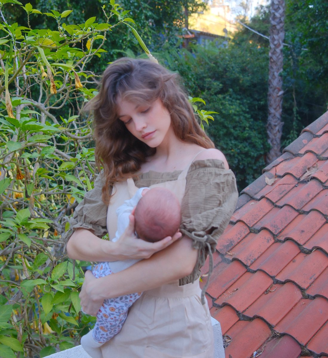 DelhiTimesTweet's tweet photo. Barbara Palvin opens up about the reality behind her VS runway comeback❤️

“What you saw on that runway was me all dolled up, but everyday postpartum reality looks very different,” she shares, calling for better maternity leave and support for new mothers https://t.co/MP9flF4sRM