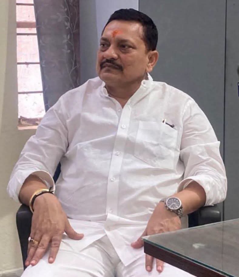 MaithilAnup's tweet photo. पुनः पटना के जक्कनपुर थाने में 'बांकीपुर पार्ट-II' दोहराया जा रहा है! 

MLC चुनाव में परिणाम बांकीपुर के जैसा ही होगा। सभी क्षेत्रों में मिल रहे Feedback से हाफ़ीडिविट चौधरी Shock 🫨 में हैं और बौखलाहट में AK- 47 के दम पर राजनैतिक कार्यकर्ता पटना से लेकर अन्य जगहों पर उठाए जा रहे हैं।

नागरिक परिषद के पूर्व महासचिव और जदयू के पूर्व नेता छोटू सिंह के साथ करबिगहिया में STF द्वारा कथित तौर पर की गई कार्रवाई बेहद गंभीर मामला है। उन्हें AK-47 का भय दिखाकर नौबतपुर चलने को कहा गया। 

छोटू सिंह ने सवाल उठाया कि उनके विरुद्ध कोई "आपराधिक मुकदमा" नहीं है, तो उन्हें इस तरह क्यों रोका जा रहा है? बाद में लोगों के जुटने पर उन्हें जक्कनपुर थाने में हिरासत में रख के मानसिक रूप से प्रताड़ित किए जाने की बात सामने आई है...

कार्रवाई राजनीतिक विरोध या विधान परिषद चुनाव की खुन्नस में की गई है, जो कानून के शासन पर सीधा सवाल है। BJP या JDU के लोगों की बौखलाहट है।

बांकीपुर विधानसभा उपचुनाव में पुलिस व एसटीएफ का गलत इस्तेमाल किया गया था।

#ChotuSingh क्या इसलिए उठाए गए हैं, क्योंकि वो अनुज सिंह (जन सुराज उम्मीदवार) की मदद कर रहे हैं?

Samrat Choudhary को स्पष्ट करना चाहिए कि कार्रवाई किस आधार पर की गई और यदि प्रक्रिया का उल्लंघन हुआ है तो जिम्मेदार अधिकारियों पर कार्रवाई कब होगा?

Chief Electoral Officer, Bihar (चुनाव आयोग) भी ये स्पष्ट करें कि क्या सरकार और सम्राट चौधरी के इशारे पर ऐसी कार्रवाई की गई है?

#BiharPolitics #MLCElection #JanSuraaj