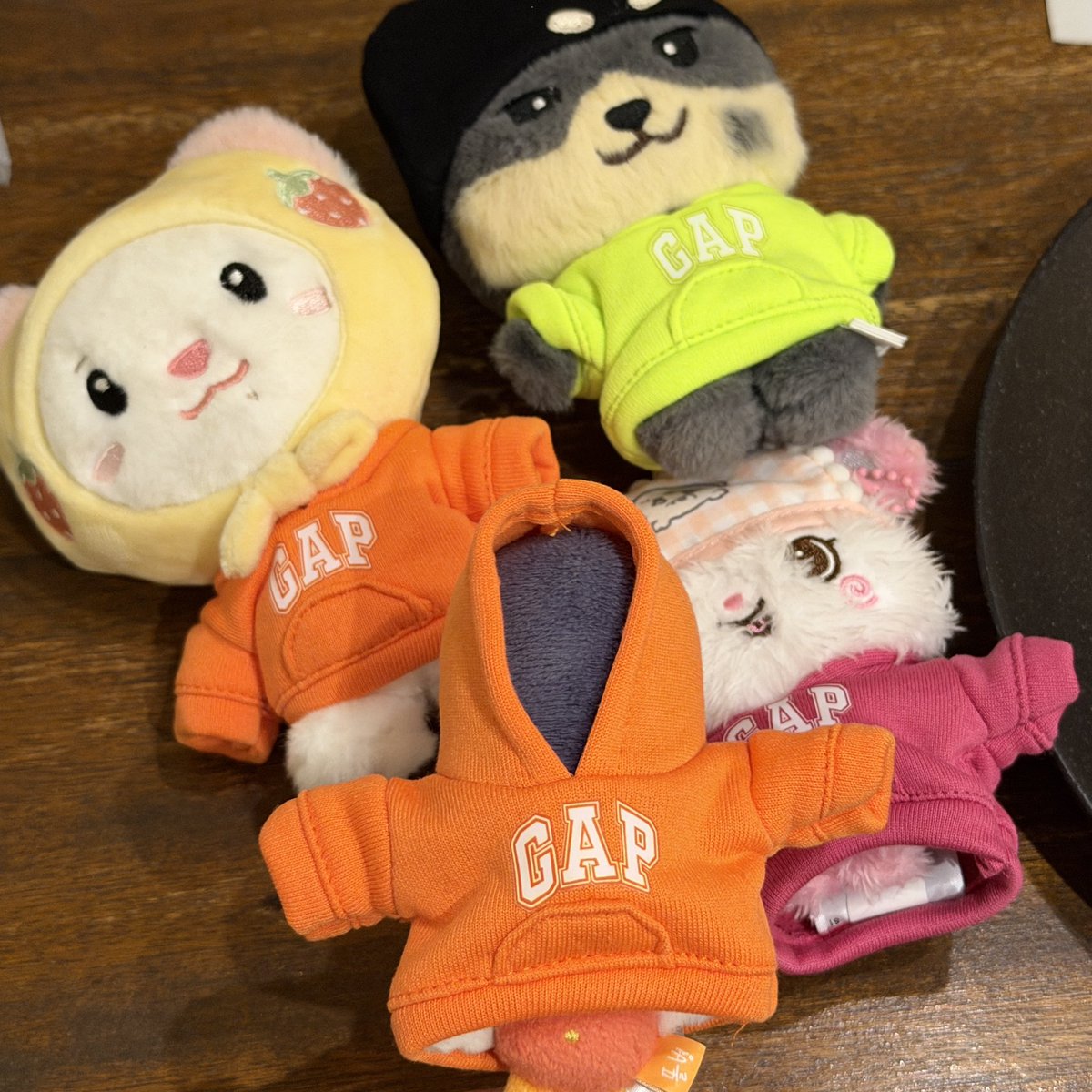kkittynotkitty's tweet photo. 일본 갭 매장에 인형 옷 있어서 뽑았는데 친구들이 똘병이 옷 입은 거 보고 머리 크다고 놀림 ㅆㅃ ㅜㅜ https://t.co/TDsw95NPPj