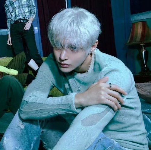 dxmyxzth's tweet photo. 은발 원빈 옴 ㄷㄷ https://t.co/49Irg5EpL0