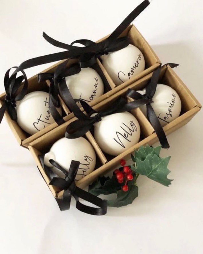 BagsofFavours's tweet photo. Personalised ceramic baubles makes a lovely gift🎄🎁
https://t.co/KIyl24gbTO

#earlybiz #eshopsuk #mhhsbd #ukmakers #firsttmaster  #craftbizparty #giftideas #shopindie #etsy #christmas https://t.co/J8MdkIDG7P