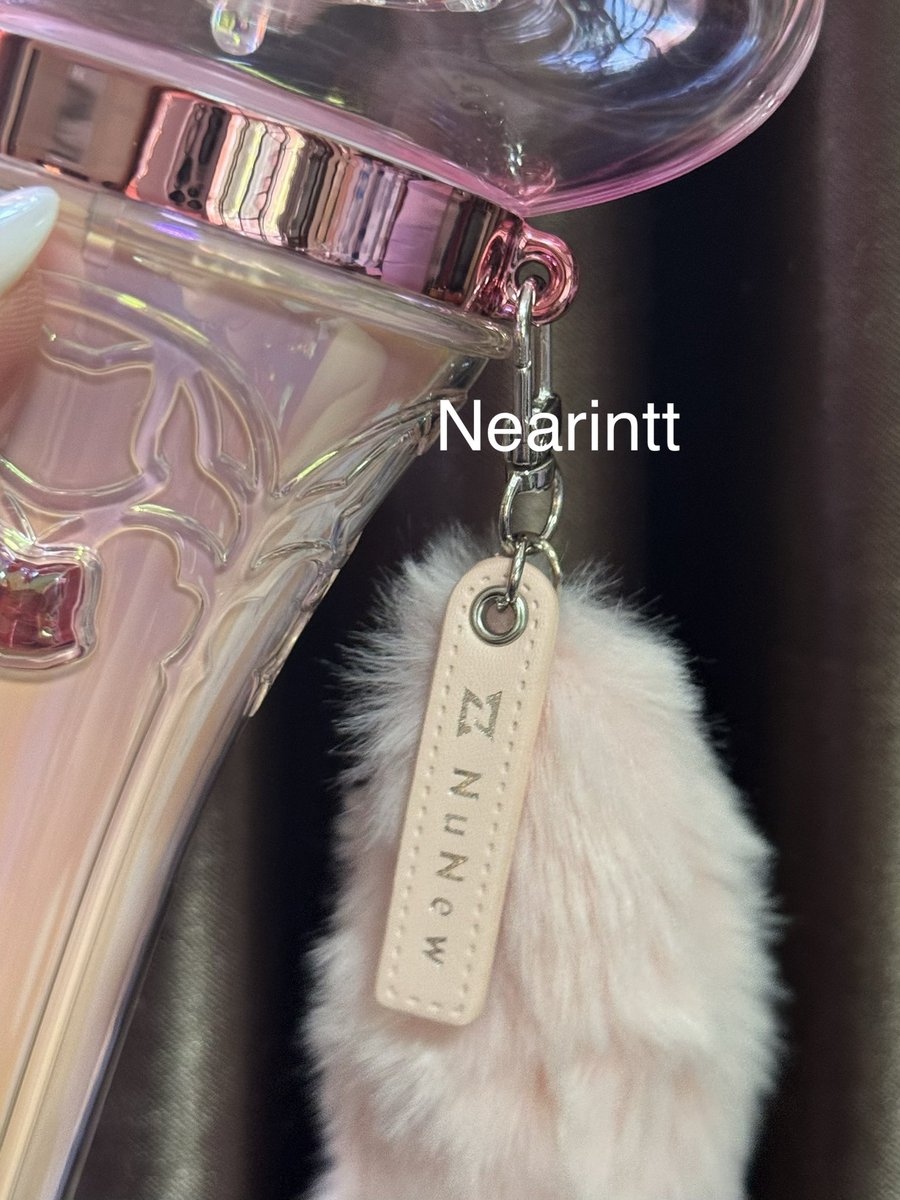nearintt's tweet photo. ✨รีวิวมาแล้วจ้า ✨บงเหมียวเวอร์นี้ต้องยกมงให้เลยสวยมากสวยตาแตกองค์หญิงองค์ใจใดใดเอย ชั้นยอมพลีชีพรีวิวถ่ายวิดิโอมาตลกเสียงตัวเอง ดีเทลเฬิ่ด กล่องก็คือองค์หญิงตะโกนฮื่อออ 💅👑 ใครไม่ซื้อพลาดมาก พร้อมไปคอนละเคิ้ฟฟ

NUNEW CONCERT AT IMPACT
#NuNew2ndConcert
#NuNew @CwrNew 
#DMDMUSIC https://t.co/oPhEszLf0S