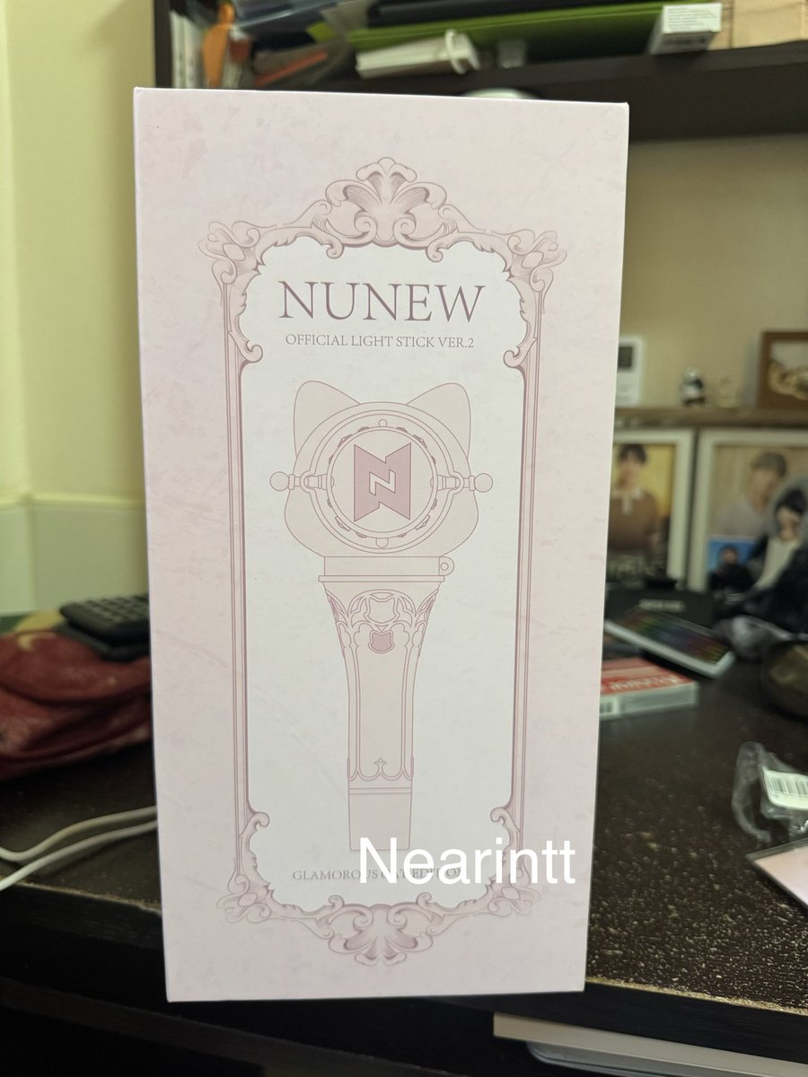 nearintt's tweet photo. ✨รีวิวมาแล้วจ้า ✨บงเหมียวเวอร์นี้ต้องยกมงให้เลยสวยมากสวยตาแตกองค์หญิงองค์ใจใดใดเอย ชั้นยอมพลีชีพรีวิวถ่ายวิดิโอมาตลกเสียงตัวเอง ดีเทลเฬิ่ด กล่องก็คือองค์หญิงตะโกนฮื่อออ 💅👑 ใครไม่ซื้อพลาดมาก พร้อมไปคอนละเคิ้ฟฟ

NUNEW CONCERT AT IMPACT
#NuNew2ndConcert
#NuNew @CwrNew 
#DMDMUSIC https://t.co/oPhEszLf0S