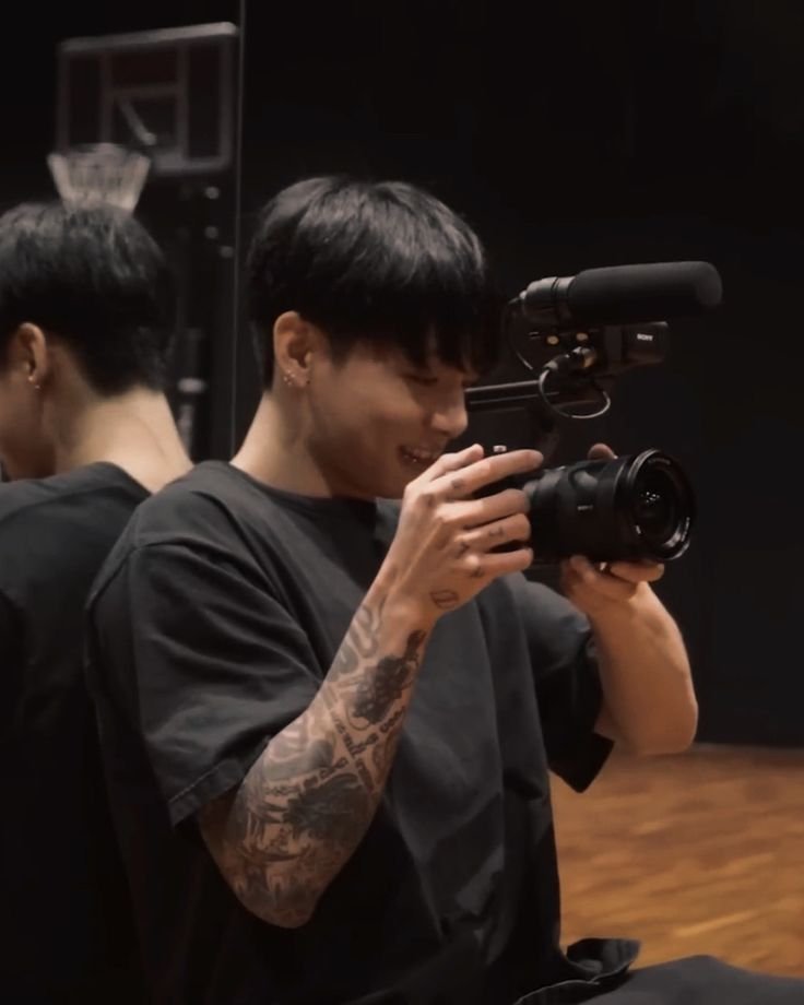 vk_bae4's tweet photo. #taekookau 

— ᨳଓ . model th and his personal photographer jk 💌 https://t.co/lCQXFumxuh