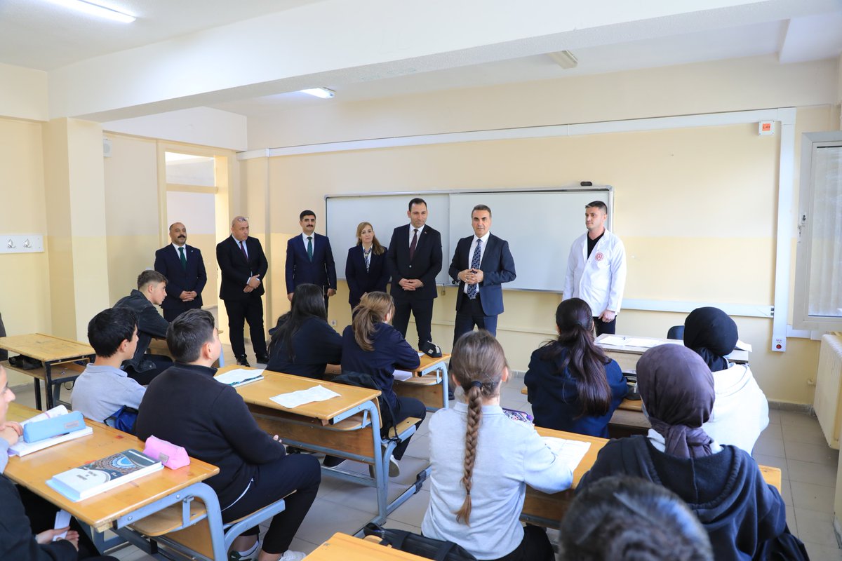 Bitlis_Mem's tweet photo. 📍 Mutki Anadolu Lisesi Ziyareti

📌 İl Millî Eğitim Müdürümüz Sayın Tayfun Özyolcu, Mutki İlçe Millî Eğitim Müdürü İbrahim Yeşilırmak, İl Millî Eğitim Şube Müdürü Derviş Çelik ve diğer şube müdürleriyle birlikte Mutki Anadolu Lisesini ziyaret ederek sınıfları gezdi ve öğrencilerle bir araya geldi.

📚 Öğretmenler odasında eğitim-öğretim süreçleri üzerine öğretmenlerle sohbet eden İl Millî Eğitim Müdürümüz, Türkiye Yüzyılı Maarif Modeli’nin öğrencilerin akademik gelişimlerinin yanı sıra bilgi, beceri ve değerler bakımından da bütüncül gelişimini esas aldığını ifade etti. Model kapsamında ölçme ve değerlendirme süreçlerinde yalnızca sonuçların değil, öğrenme sürecinin de dikkate alınmasının önemine değindi.

Ziyaret, öğretmenlerin görüş ve önerilerinin dinlenmesi ve eğitim süreçlerine ilişkin değerlendirmelerin paylaşılmasıyla sona erdi.💐

#BitlisMEM #BitlisEğitimdeDaimaİleriye #TürkiyeYüzyılıMaarifModeli #BitlisKöklerdenGeleceğe 

@tcmeb @Yusuf__Tekin @ahmetkarakaya37
@BitlisValiligi @TayfunOzyolcu