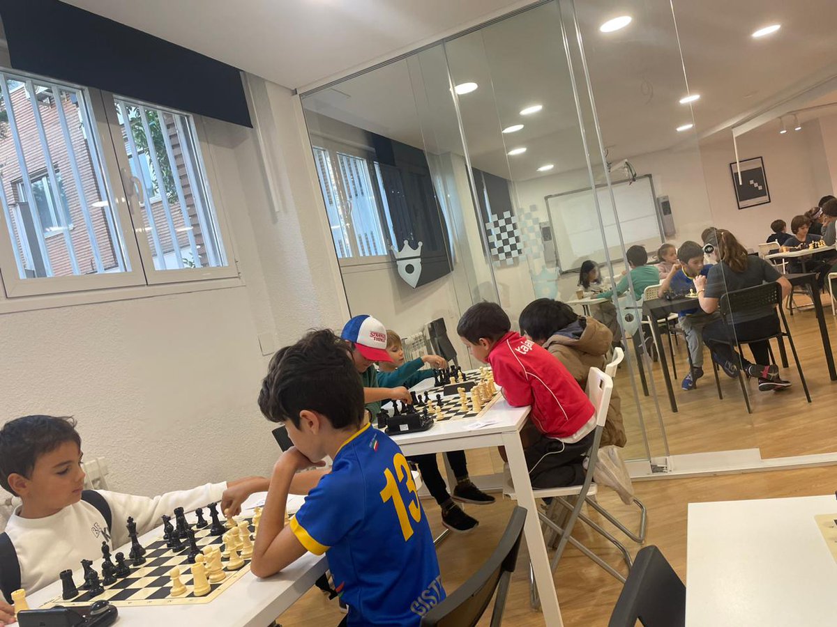 AJEDREZCABEZA's tweet photo. ♟️ TORNEO INFANTIL EN AJEDREZ CON CABEZA 
📅 Sábado 24 de octubre
🕓 Primera ronda: 16:00 h
⏱️ Final aproximado: 17:45 h

♟️ 6 partidas. Todos juegan todas las partidas, nadie se elimina

🎁 ¡Todos los participantes se llevan un obsequio!

Toda la info en https://t.co/kM9dZ84jmw https://t.co/Pej5W1kcK8