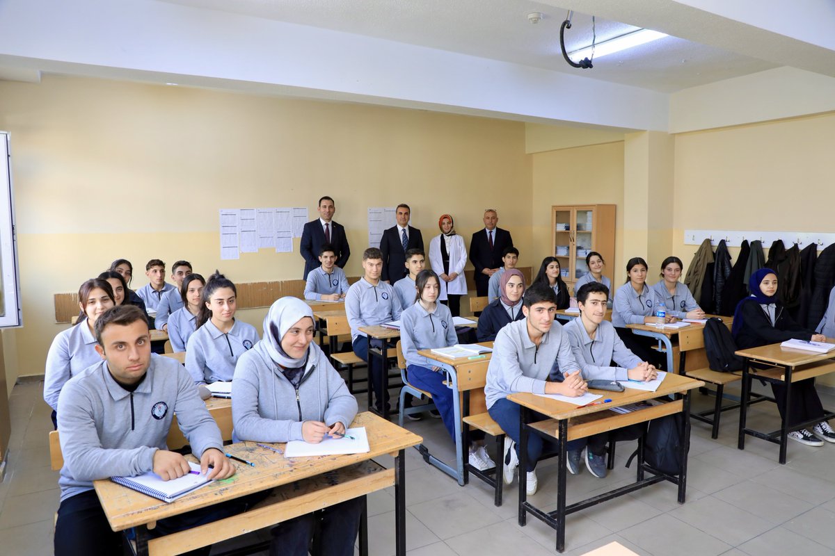 Bitlis_Mem's tweet photo. 📍 Mutki Anadolu Lisesi Ziyareti

📌 İl Millî Eğitim Müdürümüz Sayın Tayfun Özyolcu, Mutki İlçe Millî Eğitim Müdürü İbrahim Yeşilırmak, İl Millî Eğitim Şube Müdürü Derviş Çelik ve diğer şube müdürleriyle birlikte Mutki Anadolu Lisesini ziyaret ederek sınıfları gezdi ve öğrencilerle bir araya geldi.

📚 Öğretmenler odasında eğitim-öğretim süreçleri üzerine öğretmenlerle sohbet eden İl Millî Eğitim Müdürümüz, Türkiye Yüzyılı Maarif Modeli’nin öğrencilerin akademik gelişimlerinin yanı sıra bilgi, beceri ve değerler bakımından da bütüncül gelişimini esas aldığını ifade etti. Model kapsamında ölçme ve değerlendirme süreçlerinde yalnızca sonuçların değil, öğrenme sürecinin de dikkate alınmasının önemine değindi.

Ziyaret, öğretmenlerin görüş ve önerilerinin dinlenmesi ve eğitim süreçlerine ilişkin değerlendirmelerin paylaşılmasıyla sona erdi.💐

#BitlisMEM #BitlisEğitimdeDaimaİleriye #TürkiyeYüzyılıMaarifModeli #BitlisKöklerdenGeleceğe 

@tcmeb @Yusuf__Tekin @ahmetkarakaya37
@BitlisValiligi @TayfunOzyolcu