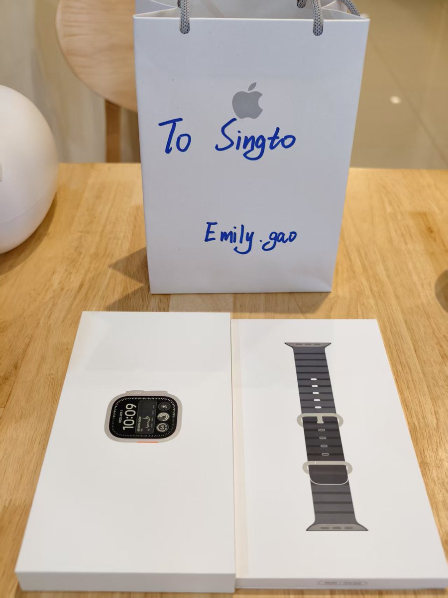 uoG3mNckkbbZD6m's tweet photo. @stjinx_maya 
Hi Singto 
去年也是这时候送你Apple Watch的～
一年了 听说今年升级很多功能 所以又买了一个送你
怕你区分不了 今年的手表不一样哦
表带通用，下次见面再送你

iPhone Duo 实在太抢手了 没有抢到 找🐮也没有2T ，所以只能下次送给你了
 壳买好了 手机还在飞呢
#SingtoPrachya https://t.co/0fH9A6hDkB