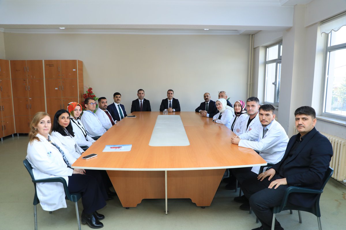 Bitlis_Mem's tweet photo. 📍 Mutki Anadolu Lisesi Ziyareti

📌 İl Millî Eğitim Müdürümüz Sayın Tayfun Özyolcu, Mutki İlçe Millî Eğitim Müdürü İbrahim Yeşilırmak, İl Millî Eğitim Şube Müdürü Derviş Çelik ve diğer şube müdürleriyle birlikte Mutki Anadolu Lisesini ziyaret ederek sınıfları gezdi ve öğrencilerle bir araya geldi.

📚 Öğretmenler odasında eğitim-öğretim süreçleri üzerine öğretmenlerle sohbet eden İl Millî Eğitim Müdürümüz, Türkiye Yüzyılı Maarif Modeli’nin öğrencilerin akademik gelişimlerinin yanı sıra bilgi, beceri ve değerler bakımından da bütüncül gelişimini esas aldığını ifade etti. Model kapsamında ölçme ve değerlendirme süreçlerinde yalnızca sonuçların değil, öğrenme sürecinin de dikkate alınmasının önemine değindi.

Ziyaret, öğretmenlerin görüş ve önerilerinin dinlenmesi ve eğitim süreçlerine ilişkin değerlendirmelerin paylaşılmasıyla sona erdi.💐

#BitlisMEM #BitlisEğitimdeDaimaİleriye #TürkiyeYüzyılıMaarifModeli #BitlisKöklerdenGeleceğe 

@tcmeb @Yusuf__Tekin @ahmetkarakaya37
@BitlisValiligi @TayfunOzyolcu