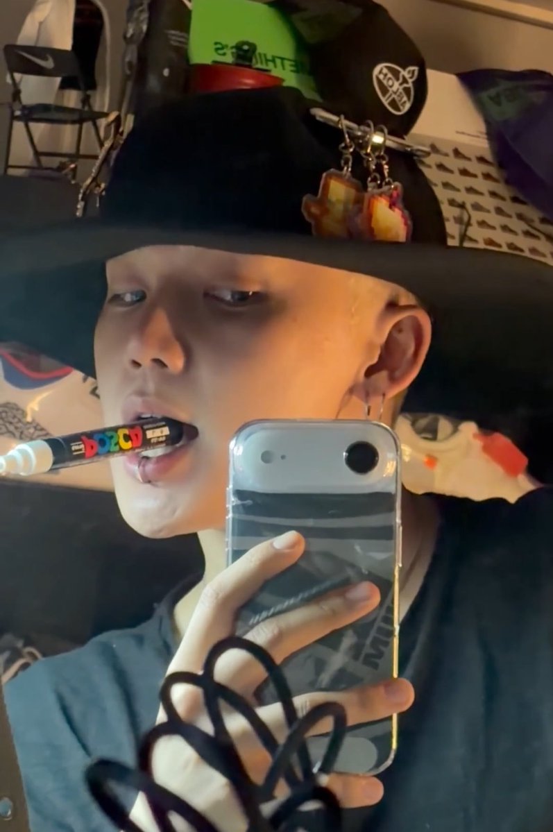 my10diamonds's tweet photo. Whatever you're trying to paint on him 
MY ARTIST IS COOL AND THE COOLEST 
HE WILL CONTINUE TO BE THE COOLEST https://t.co/7G3Bcoi1aY