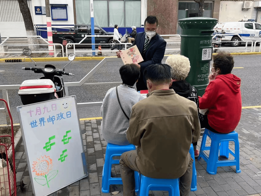 HFeb290's tweet photo. [游ぶ]街で見つけた[郵便]ポスト、面白い切手の話を[討論]してるグループ発見！[跳ねる]笑いが止まらない一日 https://t.co/wEzKumTMkg
