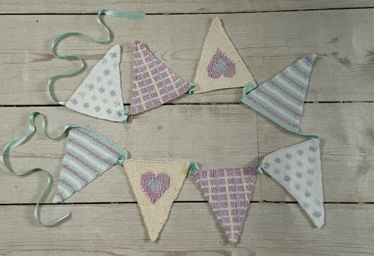 DDCrochetDesign's tweet photo. Knitted Triangle Garland 🌸

Hearts, stripes, checks and spots make this such a nice way to play with colours. Choose your favourite shades and enjoy watching each little piece take shape, add them all together to hang around at home 🧶

https://t.co/DY4cbVZrvW

#MHHSBD #earlybiz