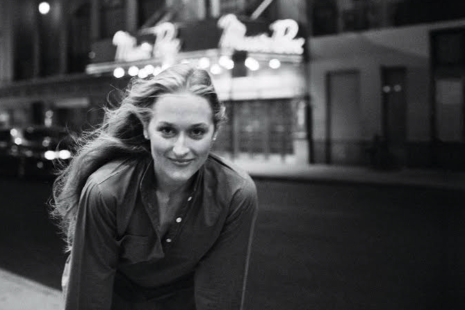 ankorinclan's tweet photo. En 1975, cuando Meryl Streep tenía veintiséis años y era una completa desconocida que acababa de salir de la escuela de teatro, entró en el despacho de Nueva York del poderoso productor Dino De Laurentiis para una prueba de la película King Kong y escuchó cómo él miraba a su hijo y le decía en italiano, convencido de que aquella joven rubia no entendía una palabra: «¿Por qué me has traído esta cosa tan fea?».

El hijo del magnate la había visto actuar en una obra de teatro y había insistido en llevarla al casting del papel que finalmente consiguió Jessica Lange. Cualquier otra aspirante habría salido de aquel despacho llorando o pidiendo disculpas por existir, pero De Laurentiis ignoraba que Meryl había estudiado italiano en la universidad. Sin perder la compostura, la joven le sostuvo la mirada y le respondió en su mismo idioma: «Entiendo perfectamente lo que está diciendo; siento mucho no ser lo bastante guapa como para salir en King Kong».

No fue la única vez que la industria intentó convencerla de que no valía. Catorce años más tarde, en 1989, cuando ya tenía dos premios Óscar en casa por Kramer contra Kramer y La decisión de Sophie, cumplió cuarenta años y comprobó de golpe cómo trataba Hollywood a las mujeres que dejaban atrás la juventud. «Cuando cumplí cuarenta años recibí tres ofertas para hacer de bruja en un solo año —confesó en The Hollywood Reporter—. Y ni una sola oferta más. Tres ofertas para interpretar a una bruja, pero ni un papel romántico, ni una científica, ni una aventurera, nada de nada. Solo brujas. Pensé: "Dios mío, tiene que haber otro camino"».

En lugar de resignarse, se impuso la norma de rechazar todas aquellas brujas con las que pretendían jubilarla a los cuarenta —una regla que solo rompió a los sesenta y cinco años para cantar a Stephen Sondheim en Into the Woods— y, después de soplar aquellas cuarenta velas, sumó trece nominaciones más al Óscar y ganó el tercero, convirtiéndose en la actriz más premiada de la historia del cine.

¿Vosotros creéis que el techo de una persona lo marcan sus capacidades reales o el momento en que decide no tragarse las etiquetas de quienes intentan hacerla de menos?