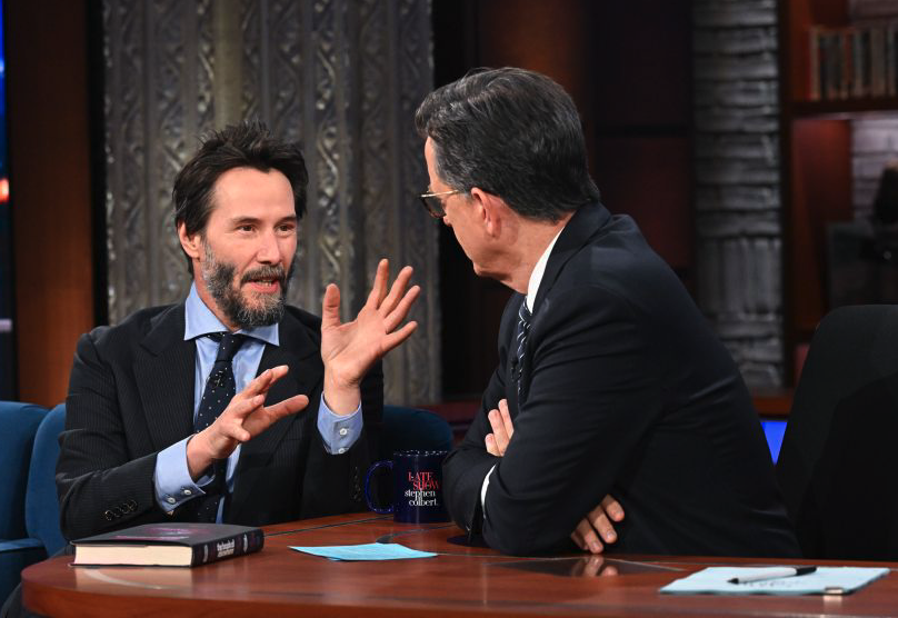 ankorinclan's tweet photo. En mayo de 2019, en mitad de un programa nocturno de humor en Nueva York, el presentador Stephen Colbert le preguntó a bocajarro a Keanu Reeves qué creía que nos pasa cuando morimos, y el público del teatro soltó una carcajada esperando una broma. Reeves bajó la mirada, tomó aire en silencio durante dos segundos y pronunció una sola frase que dejó mudo a todo el plató: «Sé que los que nos quieren nos echarán de menos».

Colbert se quedó diez segundos sin poder articular palabra y solo acertó a alargar la mano en silencio para estrechar la suya. Quienes habían reído un instante antes en las butacas habían olvidado de dónde salían aquellas palabras.

Keanu Reeves no hablaba de oídas ni recitaba una frase bonita leída en un libro. El 31 de octubre de 1993 había perdido a su mejor amigo, el actor River Phoenix, fallecido a los veintitrés años a las puertas de un club de Los Ángeles. Seis años más tarde, en la Nochebuena del 24 de diciembre de 1999, su hija Ava nació sin vida a los ocho meses de gestación. Y apenas dieciséis meses después de enterrar a la niña, el 2 de abril de 2001, la madre de su hija y expareja suya, Jennifer Syme, murió a los veintiocho años al estrellarse su coche en un bulevar de Hollywood. Mientras rodaba las secuelas de Matrix, Reeves pasó además casi una década cuidando en silencio a su hermana pequeña, Kim, enferma de leucemia.

Jamás vendió su tragedia en una portada, pero en junio de 2006, en una conversación con el escritor Dotson Rader para la revista Parade, se rebeló por una vez contra el tópico de que el tiempo lo cura todo: «El duelo cambia de forma, pero nunca termina. La gente tiene la idea equivocada de que puedes lidiar con ello y decir: "Ya se ha ido y ya estoy bien". Se equivocan. Cuando las personas que amas se van, te quedas solo. Echo de menos todas las cosas maravillosas que nunca llegarán a suceder; pero gran parte de mi aprecio por la vida ha venido precisamente a través de la pérdida».

¿Vosotros creéis que el dolor por la pérdida de alguien a quien hemos querido con toda el alma llega a desaparecer algún día o simplemente aprendemos a vivir haciéndole sitio?