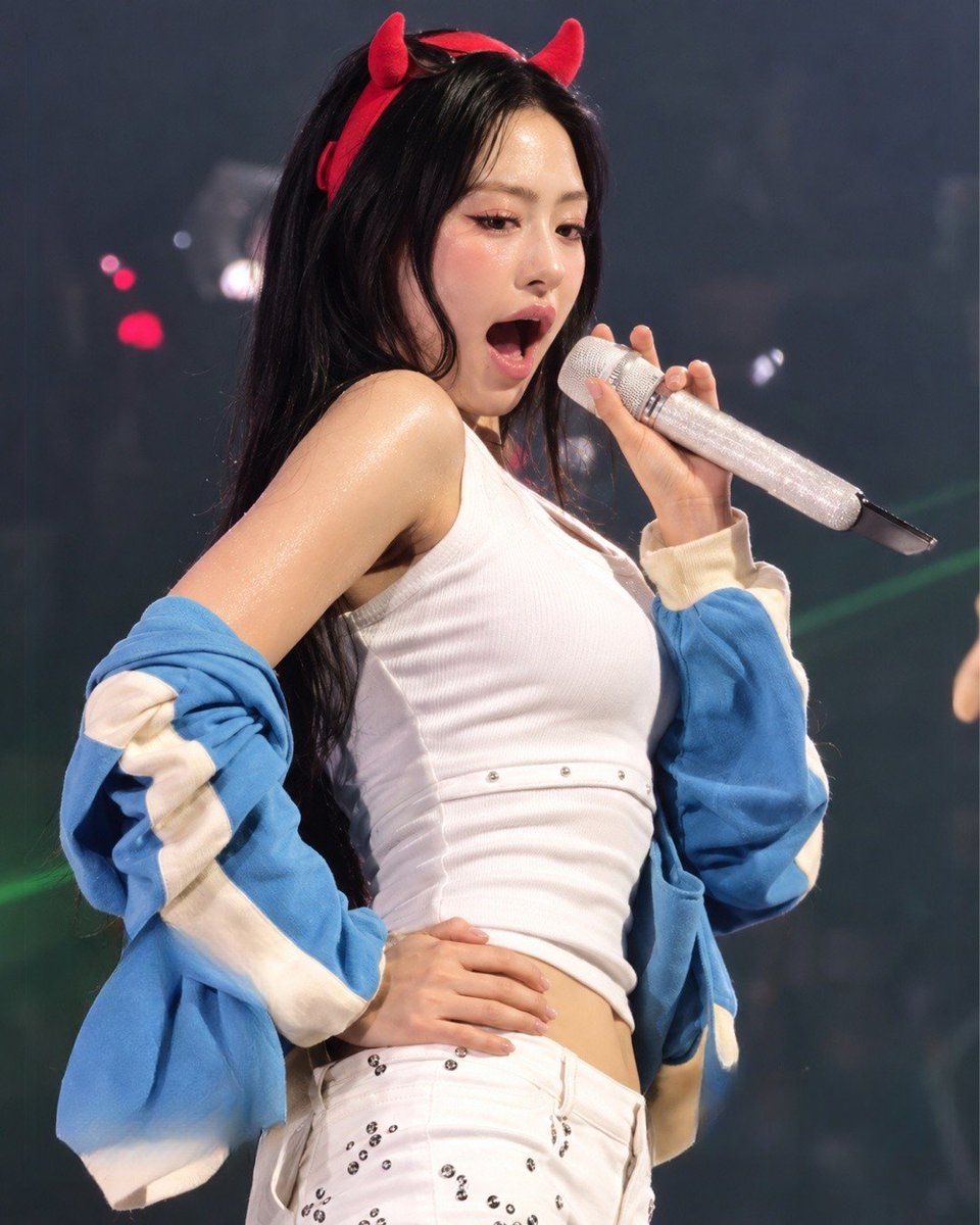 lizzy91477021's tweet photo. AHYEON｜红色小角配蓝白造型

持麦和转头微笑，偏爱第3张。

#AHYEON #BABYMONSTER https://t.co/20AVLMMbTL