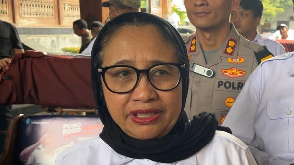 LambeSahamjja's tweet photo. nanik bingung banyak orang di media sosial bilang ekonomi sedang tidak baik-baik saja

ada yang sampai menurunkan hidupnya dari kelas a ke b atau b minus

tapi saat dia melihat langsung hari ini, kenyataannya terlihat ramai dan seperti orang masih banyak jalan-jalan dan belanja

yang dia lihat
dia datang ke jalan surya kencana, bogor, pusat kuliner

orang disuruh wfh supaya hemat bbm, tapi malah banyak yang pergi jalan-jalan

jalan tol jakarta ke bogor juga macet

di surya kencana jalanan macet dan parkir penuh

toko roti, warung soto, dan jajanan kaki lima semua ramai

padahal ini tanggal tua