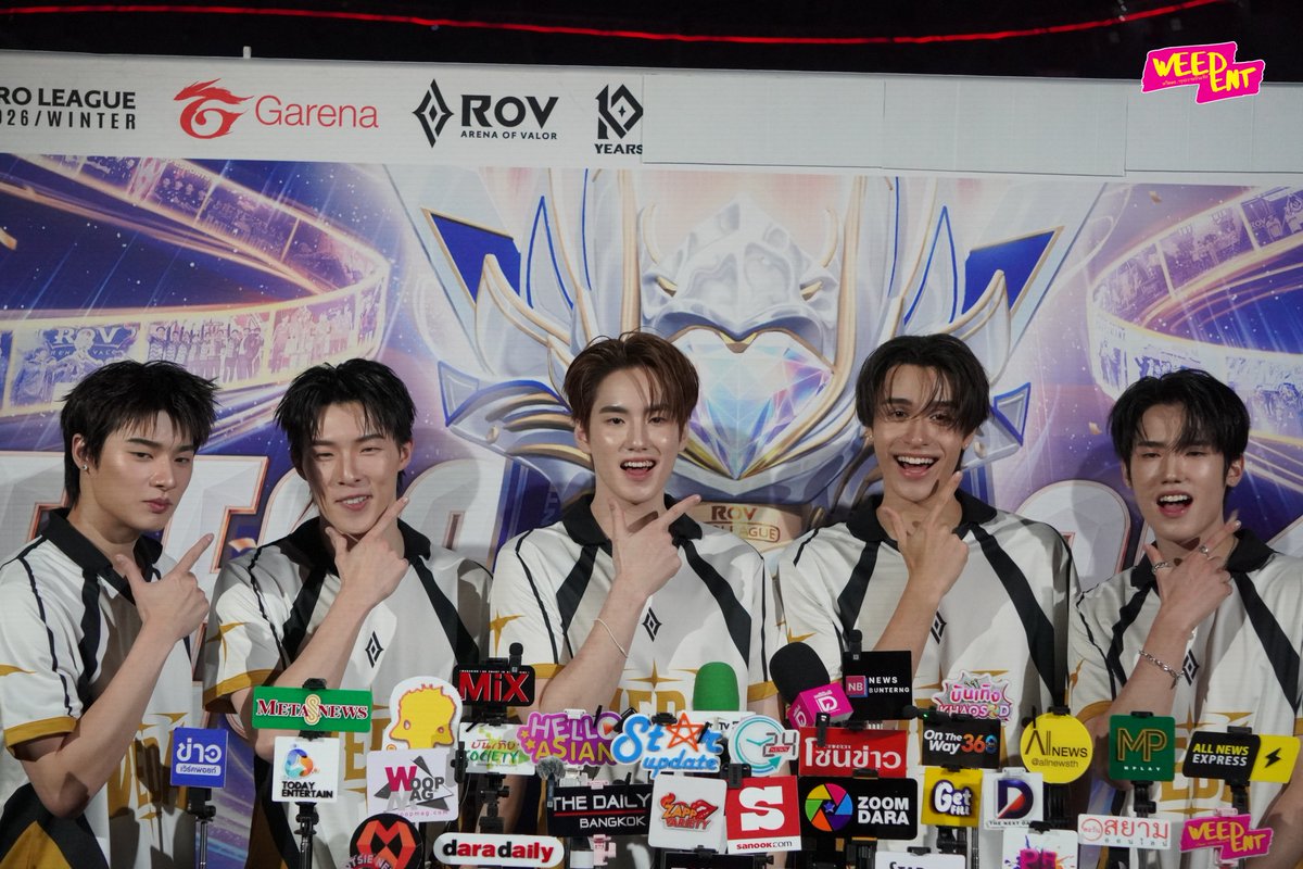 WEED_ENT's tweet photo. หนุ่มๆ ทีม TEAM VEDA ให้สัมภาษณ์สื่อในงาน "Arena of the Decade :  ROV T-POP Tournament" ✨

#ROVxBUS #PHUTATCHAI #MADDOCdevies #PROXIEKim #PEEMTANAT #JANUS_VVV 
#DICE_SONRAY 
#PROXIEth #RoVTPOPxVVV #9214KIDS https://t.co/An6VR8W2ZC
