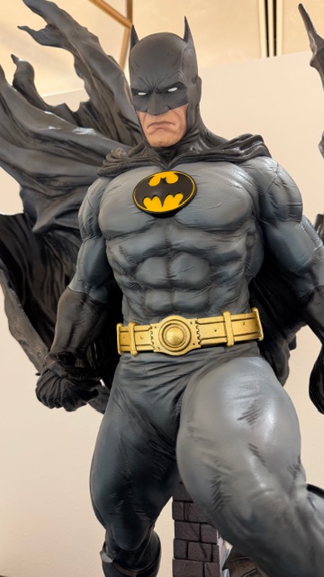 Nextlevel_Tokyo's tweet photo. 📢展示情報📢

ミュージアムマスターラインDCシリーズより、『Detective Comics #1000 カバー バットマン』

ブラック×グレーのクラシックカラーが凛々しいバットマンは、筋骨隆々としたマッシブなスタイルを忠実に再現。隆起した筋肉の美しさやコスチュームのシワ表現、元アートにみられるペンのタッチを感じさせるディテールなど見どころ満載。ダークヒーローとしての悲哀や決意すら感じさせる力強い立ち姿は見るものを圧倒します。

是非、有楽町マルイ７Fへお越し下さい！！

#プライム1スタジオ 
＃P1S_GS