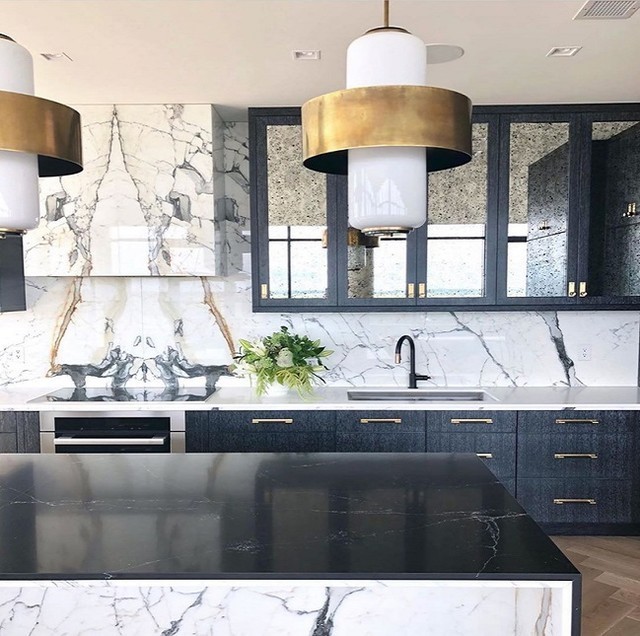SaraheyRobingFp's tweet photo. We love the mix of textures in this beautiful kitchen. The marble backsplash pairs perfectly with the cabinetry and countertop. What does your dream kitchen look like? https://t.co/kt0QCBot0w