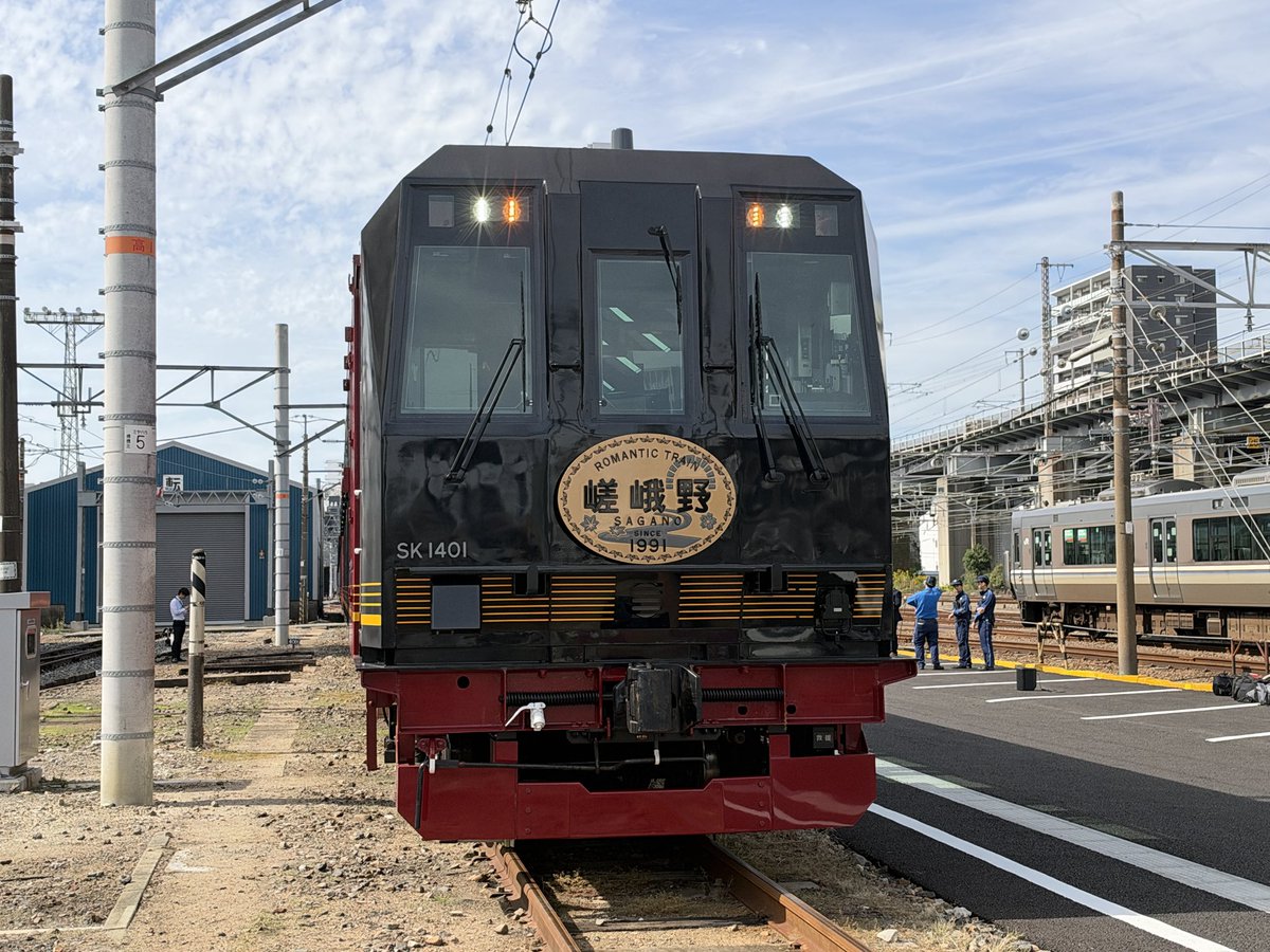 RailLabNews's tweet photo. 【速報🚃】

嵯峨野トロッコの新型車両、
2027年3月1日にデビューが決定しました！
本日、報道陣にお披露目されました！

黒と赤を基調とした新デザイン！まずは外観をご覧ください📸

#嵯峨野トロッコ列車 #嵯峨野観光鉄道 #新型車両 #鉄道ニュース

特別室も登場！嵯峨野トロッコ、新型車両デザインを公開 2027年春デビュー
https://t.co/gLRTum7WvF