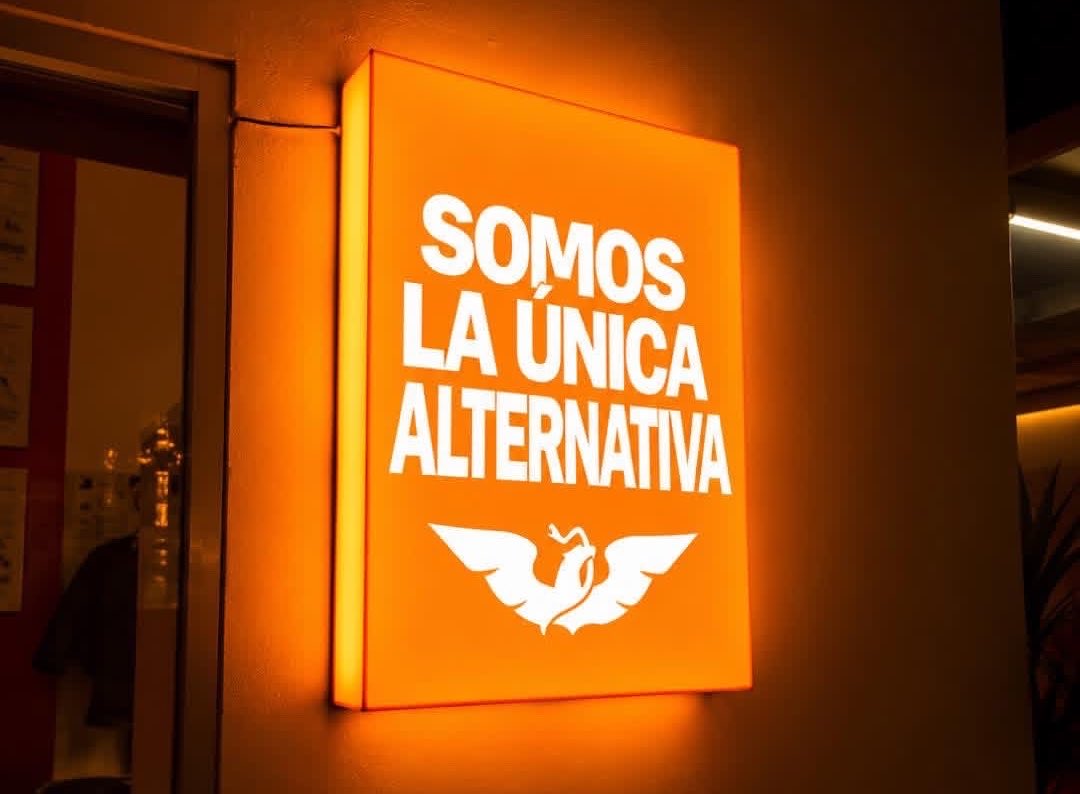 DanielGOaxaca's tweet photo. Frente a los que ya le fallaron a #México, en #Oaxaca no nos resignamos. 🧡

Somos la única alternativa para dejar atrás el pasado y construir lo nuevo para nuestra gente. ✨🍊

¡En Oaxaca es naranja! ✊

#Daniel #Gutierrez
@MovCiudadanoMX  
@DanteDelgado https://t.co/FpD8QRMVU4