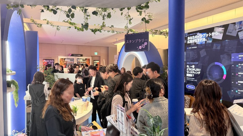 OPT_PR's tweet photo. \\\ ad:tech tokyo 2026 最終日 ///
会場ど真ん中の【オプトロード】大盛況につき、急遽コーヒーを追加発注しました...！

オプトは本年【Gold Sponsor】としてアドテック東京を盛り上げております！
マーケティングの今と未来を、皆様と一緒につくっていければと思います。

たくさんの方にご来場いただきブースが混雑する時間帯もございますが、椅子席もしっかりご用意しております。
ぜひ「オプトカフェ」にお立ち寄りいただき、飲み物片手にごゆっくりおくつろぎくださいませ。

 ↓ 会場マップはこちら ↓
https://t.co/Nvgqez93mv
#adtechtokyo