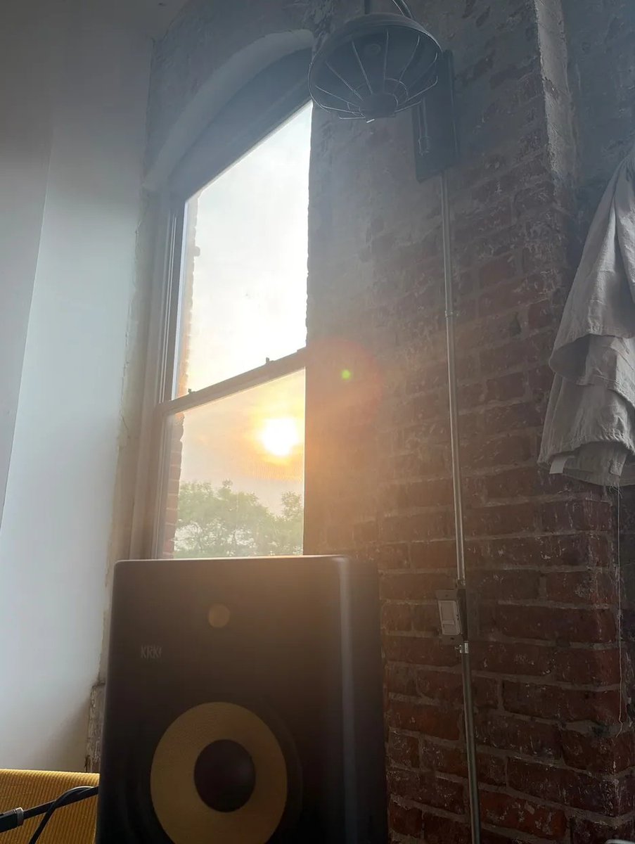 SandraThom4234's tweet photo. I'm just sitting here listening to records and letting the sun come in . I needed this fr . https://t.co/smlwEV751X