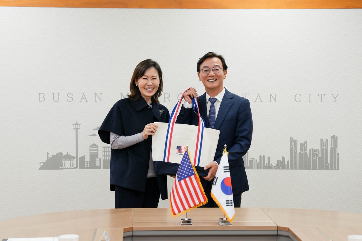 USAmbROK's tweet photo. 전재수 부산시장과 🇺🇸🇰🇷 협력 강화 방안에 대해 뜻깊은 대화를 나눴습니다. 유구한 해양 전통과 활발한 조선 산업을 자랑하는 부산은 한미 양국의 더욱 굳건하고 번영하는 미래를 만들어가는 데 중요한 역할을 하고 있습니다.

Grateful to Mayor Chun Jae-soo @gazefor for a great conversation about strengthening 🇺🇸🇰🇷 cooperation. With its rich maritime heritage and thriving shipbuilding industry, Busan has an important role to play in building a stronger, more prosperous future for both our nations.