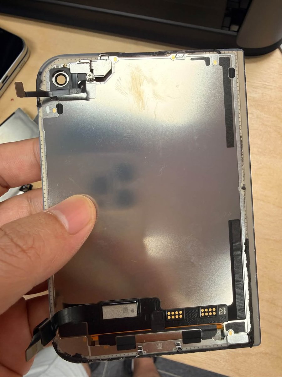 iTechApples's tweet photo. iPhone18 Duo spare parts removed, smaller screen,battery,motherland
#iPhoneDuo #apple https://t.co/hxTFm3OwLX