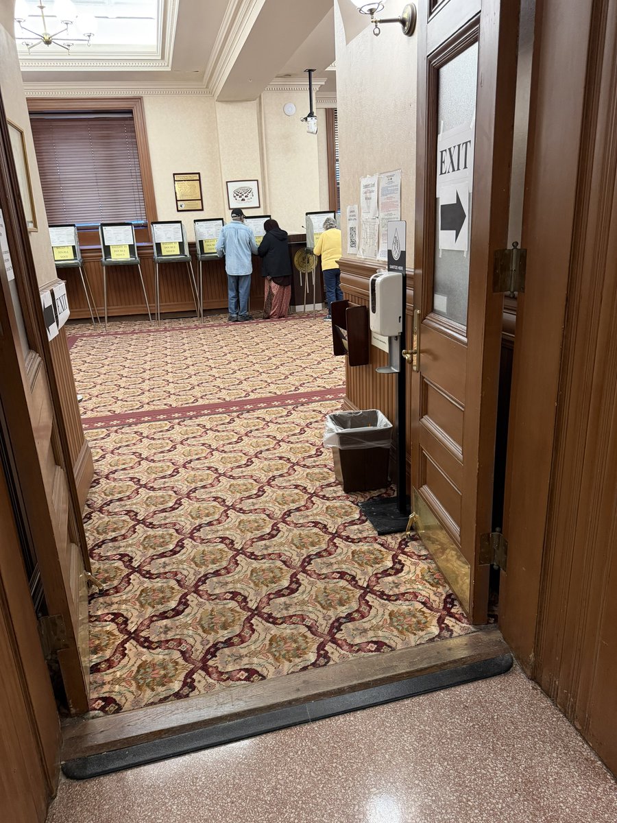 SteveRob's tweet photo. Here’s Somali finance minister and MP Hussein Hirsi Ahmed, fresh off a meeting with Democrat Hannah Pingree, imploring Somalis to go vote. 

Days later, busses start dropping illiterate Somalis and “translators” off at the polls in Lewiston. 

In 2024, the ME-CD2 margin was less than 2,500 votes. This is a potential D => R flip that could determine who controls the U.S. House, and the results could be settled by buses of illiterate Somalis.