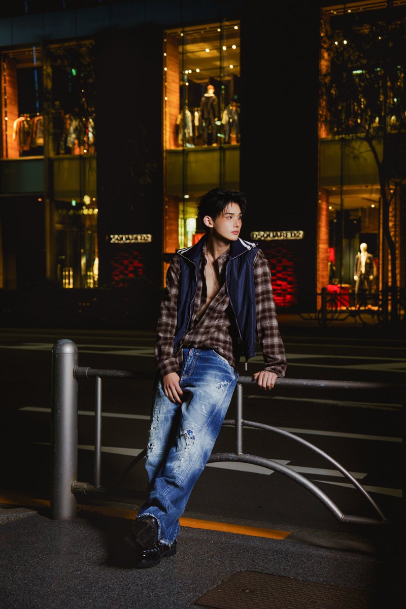 Droptokyo's tweet photo. &amp;TEAM JO が着る DSQUARED2
https://t.co/hlAQWOLJPE

&amp;TEAM JOが登場するタブロイドを、
全国のディースクエアード直営店舗にて
数量限定で配布中🪽✨
気になる方はお早めにチェック✍️

@andTEAMofficial 
#droptokyo #DSQUARED2 #andTEAM #JO #pr https://t.co/d3WA4k56Wp