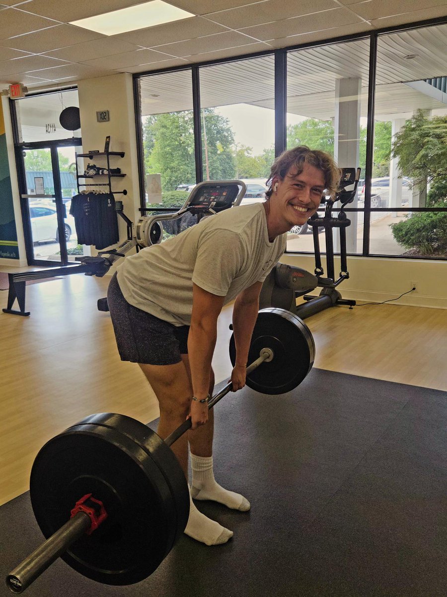 watanabehileu's tweet photo. Uh-oh! Looks like Winfield is focusing on his lower body today—and he says he’s just getting warmed up! That’s the spirit! https://t.co/CD8uTAqY0t