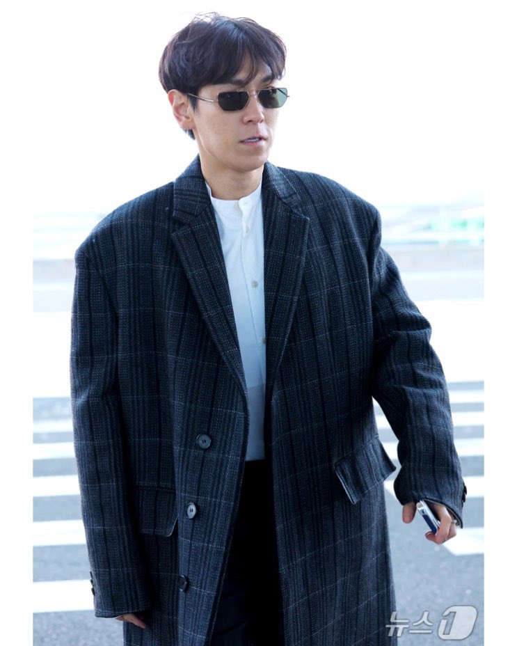 TTTOPSUPPORT's tweet photo. “T.O.P, a dashing man of autumn“
“T.O.P, a handsome autumn man”
“T.O.P, overflowing with charisma”

Headlines from T.O.P’s airport departure to Bangkok for PRE-STUDIO 2026! 🤩🍂🍁

——

T.O.P looking effortlessly sophisticated in a checkered long coat, tailored slacks, and loafers. A timeless look that only T.O.P can pull off so well. 😍

Safe travels to Bangkok, T.O.P! See you at PRE-STUDIO 2026! ❤️‍🔥

#TOP #탑 #CHOISEUNGHYUN #최승현 #PRE_STUDIO2026