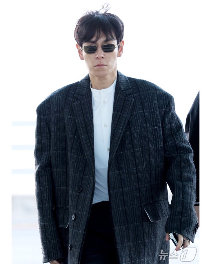 TTTOPSUPPORT's tweet photo. “T.O.P, a dashing man of autumn“
“T.O.P, a handsome autumn man”
“T.O.P, overflowing with charisma”

Headlines from T.O.P’s airport departure to Bangkok for PRE-STUDIO 2026! 🤩🍂🍁

——

T.O.P looking effortlessly sophisticated in a checkered long coat, tailored slacks, and loafers. A timeless look that only T.O.P can pull off so well. 😍

Safe travels to Bangkok, T.O.P! See you at PRE-STUDIO 2026! ❤️‍🔥

#TOP #탑 #CHOISEUNGHYUN #최승현 #PRE_STUDIO2026