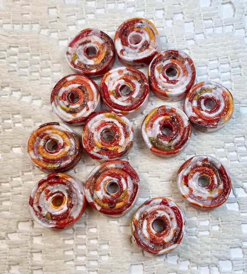 mcwilsonky's tweet photo. Check out what Shannon @paperbeadboutiq has available in her Paper Bead Boutique on Etsy!

Handmade Fall Leaves Paper Disc Beads
https://t.co/KWdpARuPat

#handmadepaperbeads  #handmadejewelry https://t.co/sPE1wnJ9QP