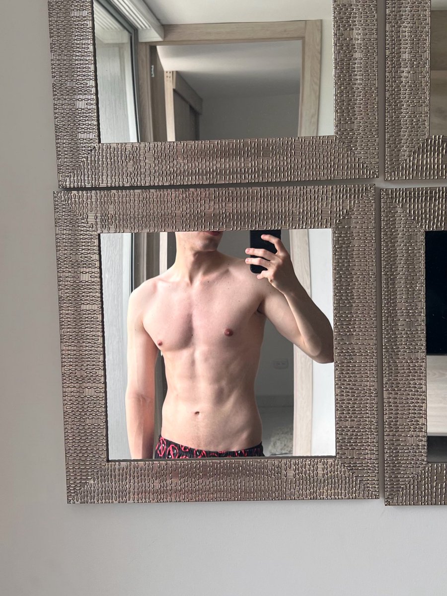 andrrew_x's tweet photo. Espejo que veo, excusa perfecta para andar sin ropa 😎🔥

https://t.co/KmwNym1Li4 https://t.co/jyq2OlpVwi