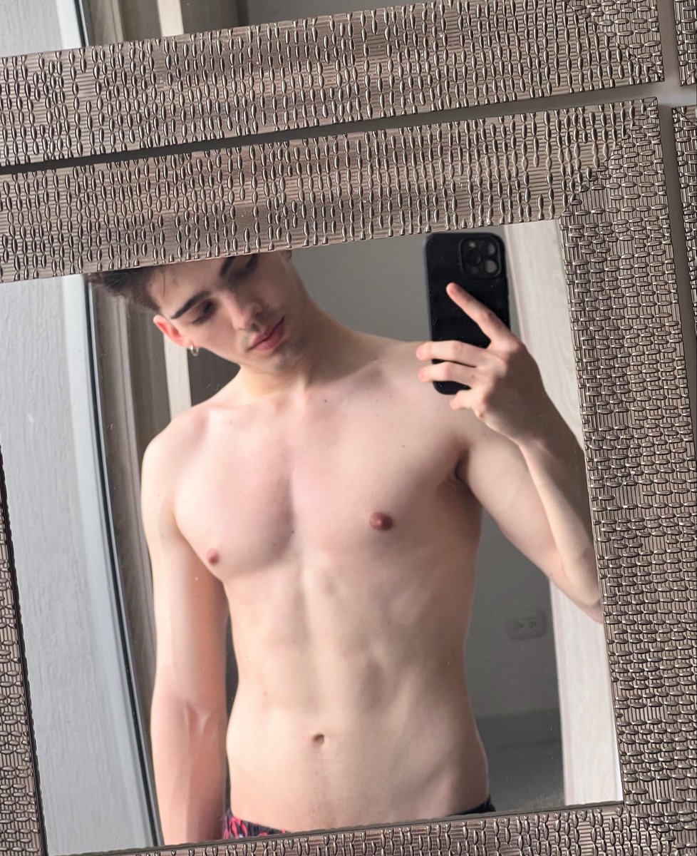 andrrew_x's tweet photo. Espejo que veo, excusa perfecta para andar sin ropa 😎🔥

https://t.co/KmwNym1Li4 https://t.co/jyq2OlpVwi
