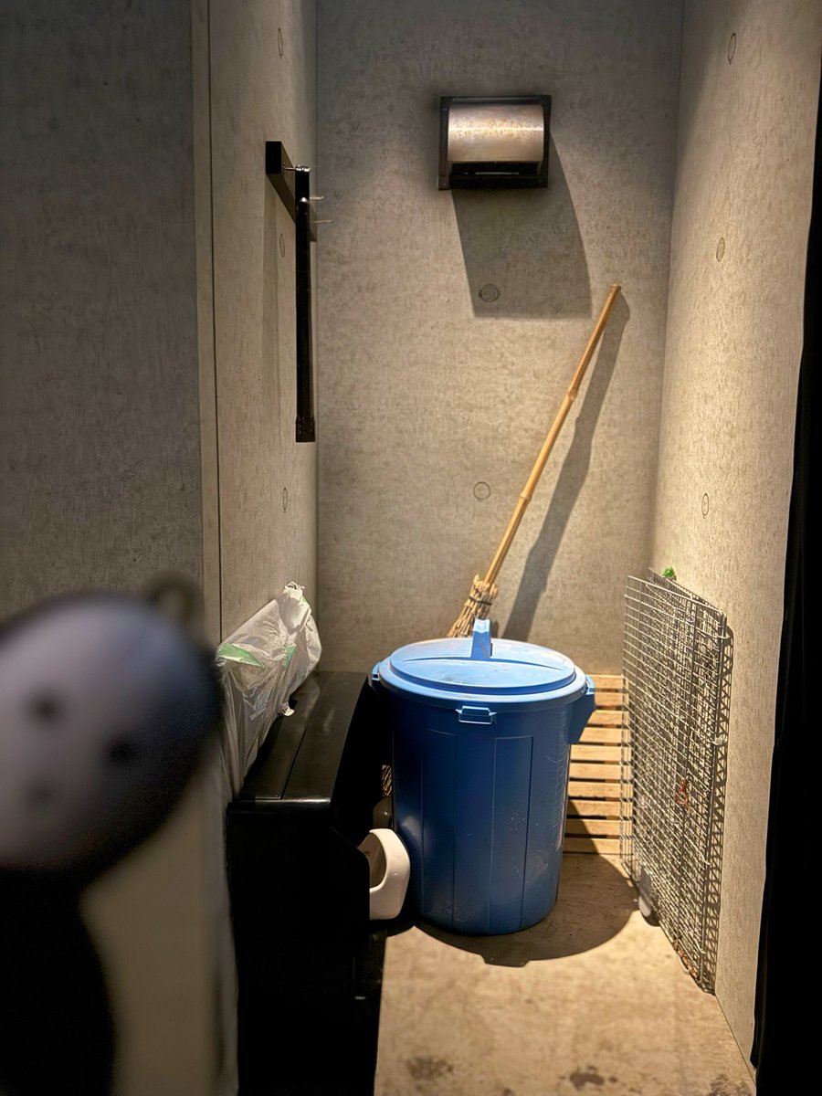 chieri_kakyoin's tweet photo. 株式会社闇さんにご招待いただき『 #雨穴の変な世界展 』先行体験してきました！

まさに雨穴さんの脳内をまるっと覗き見してる感覚でした！！カオス…！！
視界のあちこちに雨穴さんが潜みまくっててめちゃめちゃ可愛かったの！いっぱいお写真撮ったよ〜📸♡

可愛いカチューシャを装着して世界の住人になってきました！やっぱりテーマパークにカチューシャは必須だよね🎡💖

キュートなゴミ箱も発見♡♡

今日から始まってるよー！！