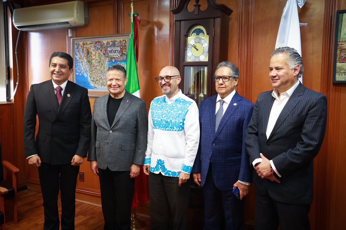 gobiernohidalgo's tweet photo. 🤝 ¡La prosperidad se construye en equipo!

El gobernador @juliomenchaca_  participó en la Asamblea Nacional de @CONCANACO, donde llamó a sumar esfuerzos con el sector empresarial para impulsar el empleo, fortalecer la economía y generar más oportunidades para las familias. 🇲🇽💼 https://t.co/bRP40IoOJg