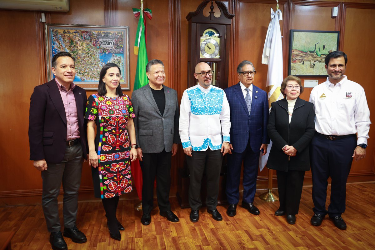 gobiernohidalgo's tweet photo. 🤝 ¡La prosperidad se construye en equipo!

El gobernador @juliomenchaca_  participó en la Asamblea Nacional de @CONCANACO, donde llamó a sumar esfuerzos con el sector empresarial para impulsar el empleo, fortalecer la economía y generar más oportunidades para las familias. 🇲🇽💼 https://t.co/bRP40IoOJg